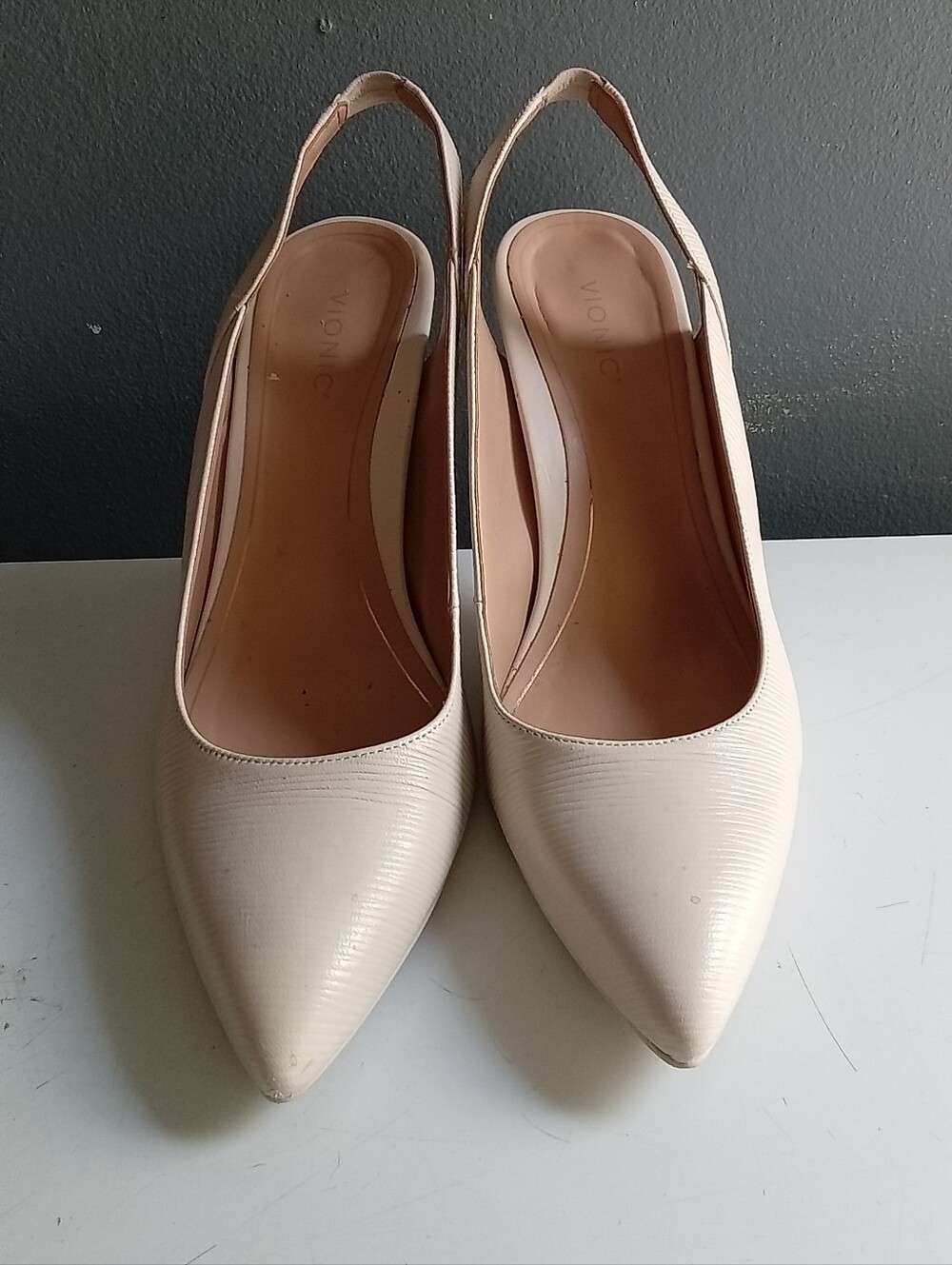 Vionic Cream Sculpted-Heel Sandals